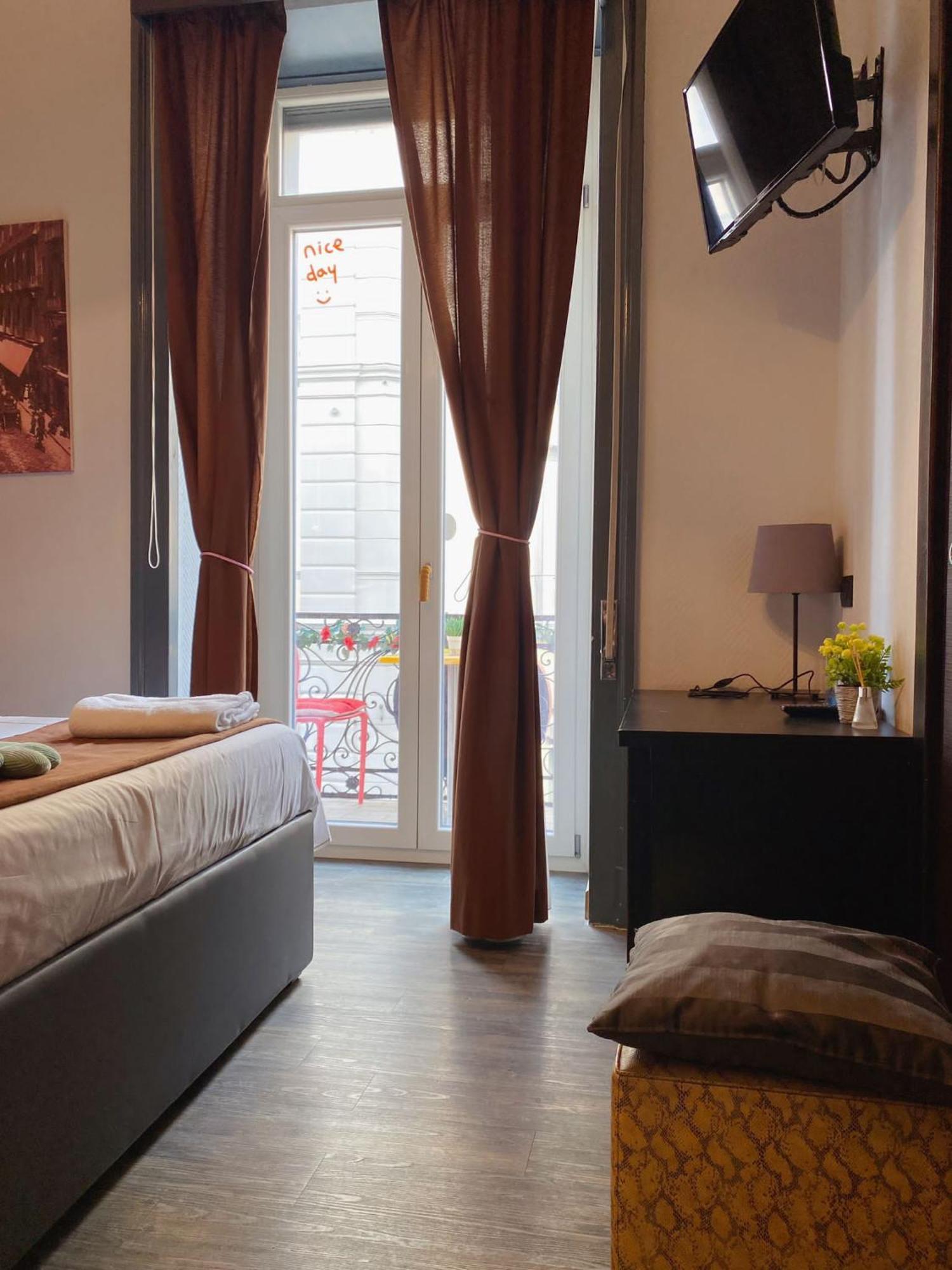 Dolce Vita Rooms Napoli Esterno foto