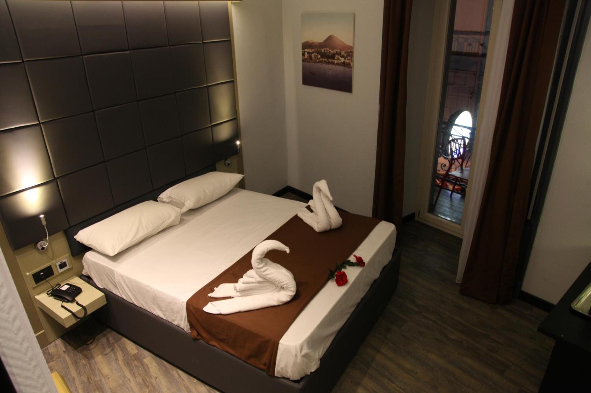 Dolce Vita Rooms Napoli Esterno foto